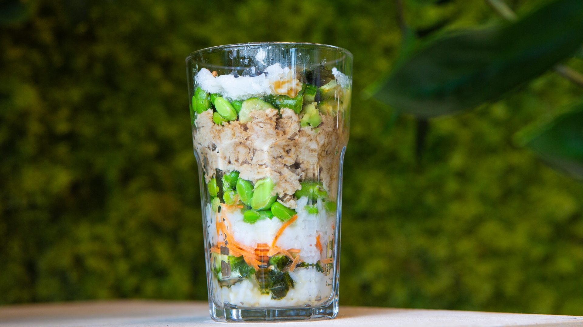 Plantaardige sushi in een glas.